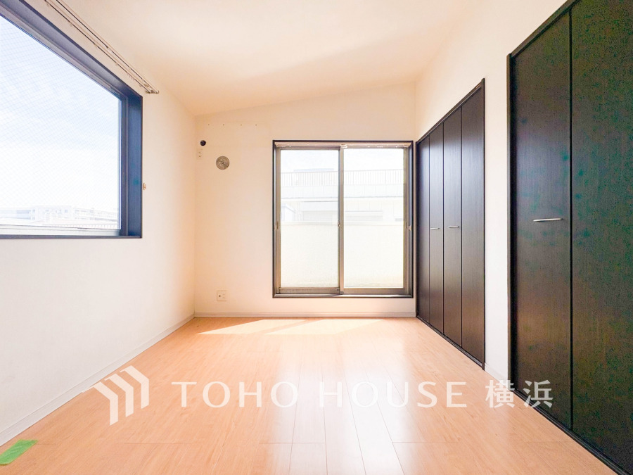 穏やかな風と陽光を導き、プライバシーに配慮された設計プランを採用し、居住性を一段と心地よいものにしています。明るく開放的な空間を演出しております。