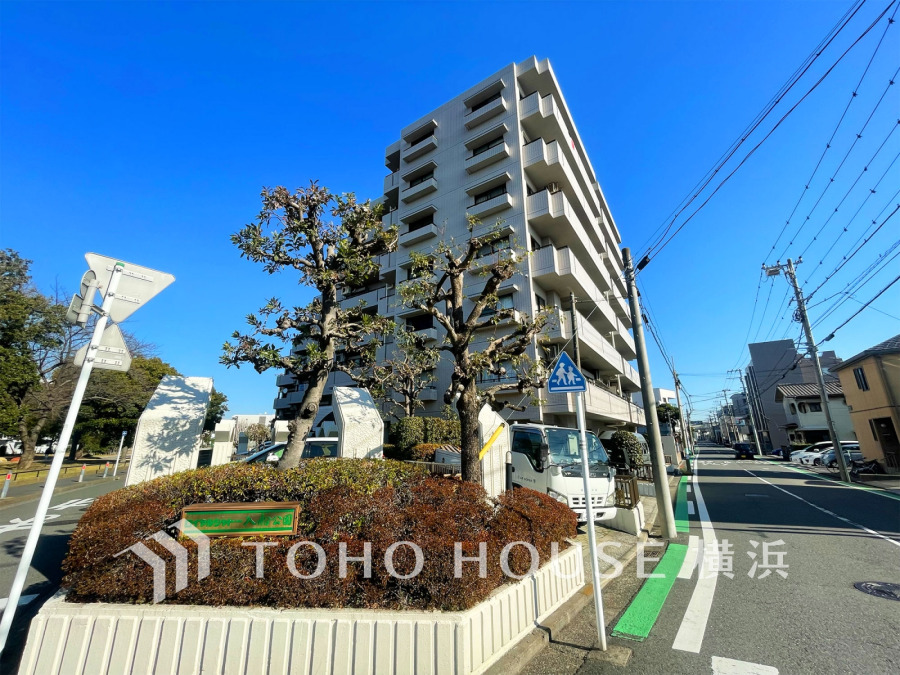 公園が目の前の静かな住宅街。教育施設も近く、子育て世帯も安心して暮らせる環境です。