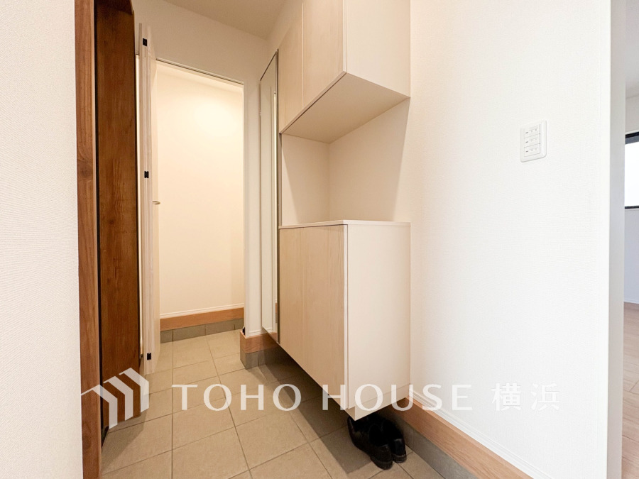 収納力の豊富なシューズボックスを設置した玄関スペース。