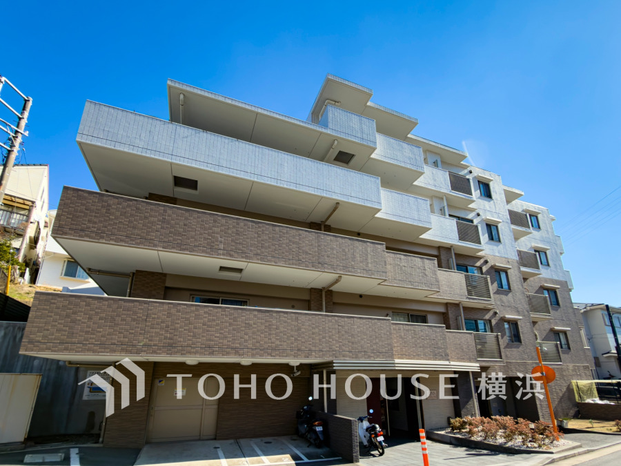 穏やかな街並みに調和する上品な佇まい。青い空と降り注ぐ太陽の光がよく似合う外観です。
