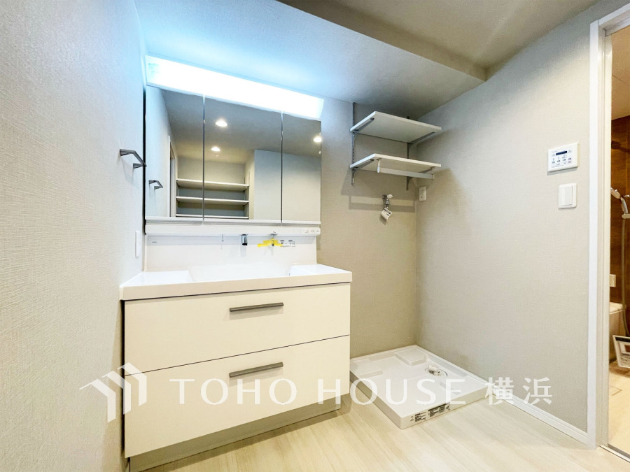 新規交換された洗面化粧台は美しく使いやすい機能が備えられています。