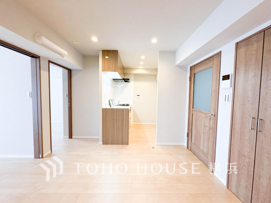 リビングは、家族と共有する生活圏。洋室が隣接しており、明るく開放的な居住空間を提供します
