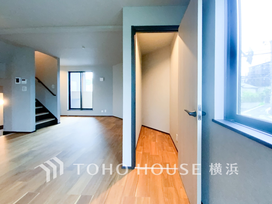 随所に機能的に配置されたバリエーション豊かな収納。豊富な収納キャパシティに加え、場所場所で用途に合った設計がなされているため、快適な生活空間造りをサポートしてくれます。