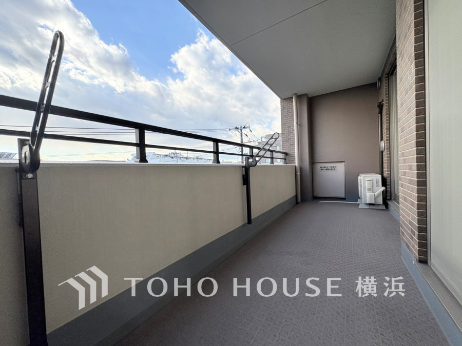 広々としたバルコニーは、洗濯物干しに便利で開放感あふれる快適なスペースです。気持ちのいい空が見渡せる広いバルコニー。爽やかな風を感じて、心躍る素敵な暮らしがはじまります。