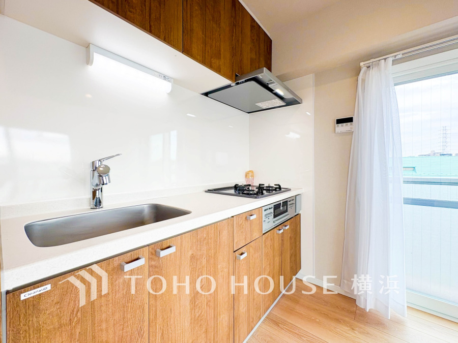 家事動線やリビングとのつながりに配慮し、食事の準備や片付けなどの家事を楽しくするキッチンスペースに仕上げました。毎日使う場所だから気持よく使えて、居心地の良い空間に。