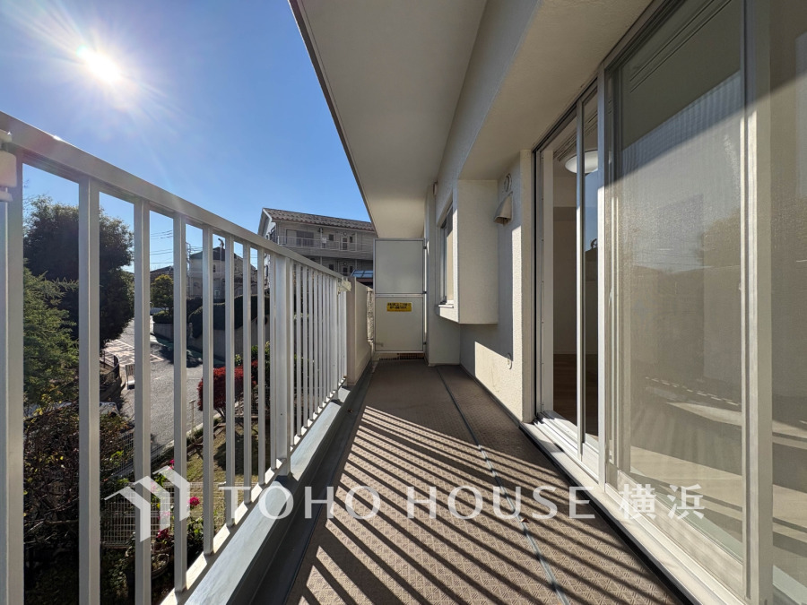 陽光とそよ風に触れることができる南東向きの明るいバルコニー。
