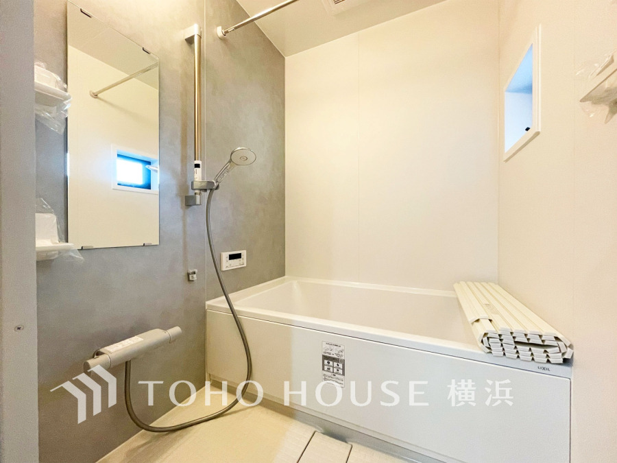 シンプルで清潔感あふれる浴室は、快適なバスタイムを実現。小窓から自然光も取り入れられます。