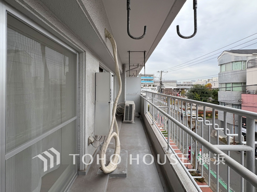 たっぷりの陽光が差し込むバルコニー。健やかな暮らしを守る太陽の恵みを存分に享受できます。爽やかな風と暖かな陽射しが紡ぐハーモニーが日々の暮らしのBGMになることでしょう。