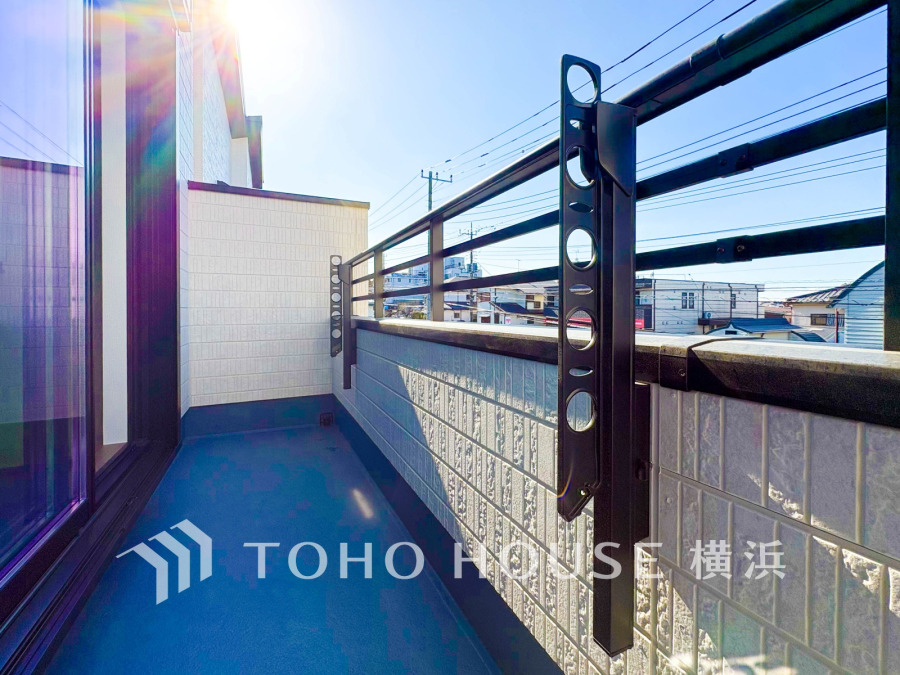 陽光が降り注ぐバルコニーは洗濯物干しに最適。爽やかな風を感じながら、心地よい時間を過ごせます。