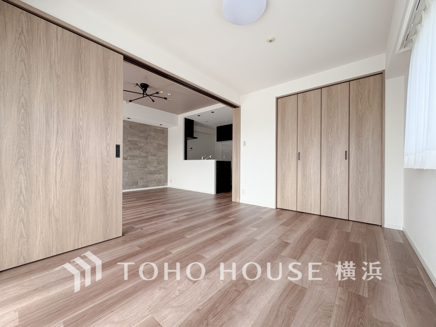 ライフシーンに応じてリビングダイニングと一体利用できる洋室。多くの時間を過ごす住まいだからこそ、いつも快適な場所であるように心掛けています。