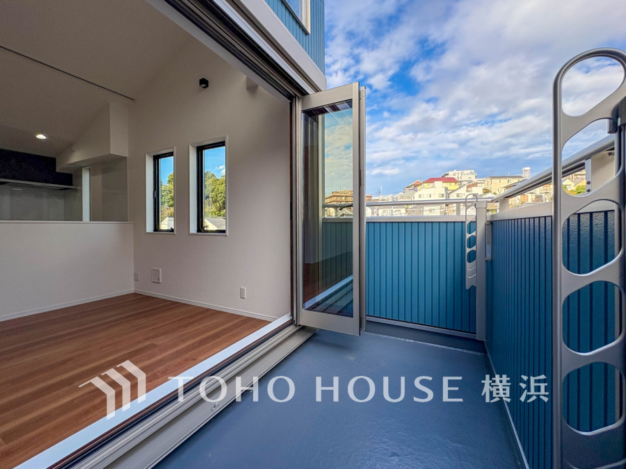 開放感いっぱいの眺望と共に光と風を享受するバルコニー。緑豊かな景観を眺めることができます。