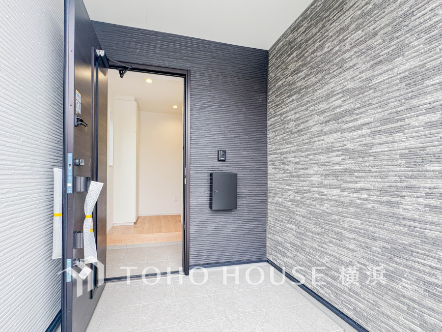 お客様をお迎えする玄関は落ち着いた雰囲気。帰り着くたびに洗練されたテイストの空間に迎えられ誇りと喜びを感じる玄関まわりです。 