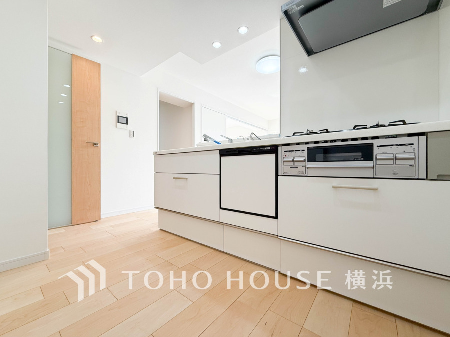 内装の主役でもあり、日常活躍する重要な水回りでもあるからこそ機能性・デザイン性に力を入れております。お手入れのしやすいシステムキッチンを採用しております。