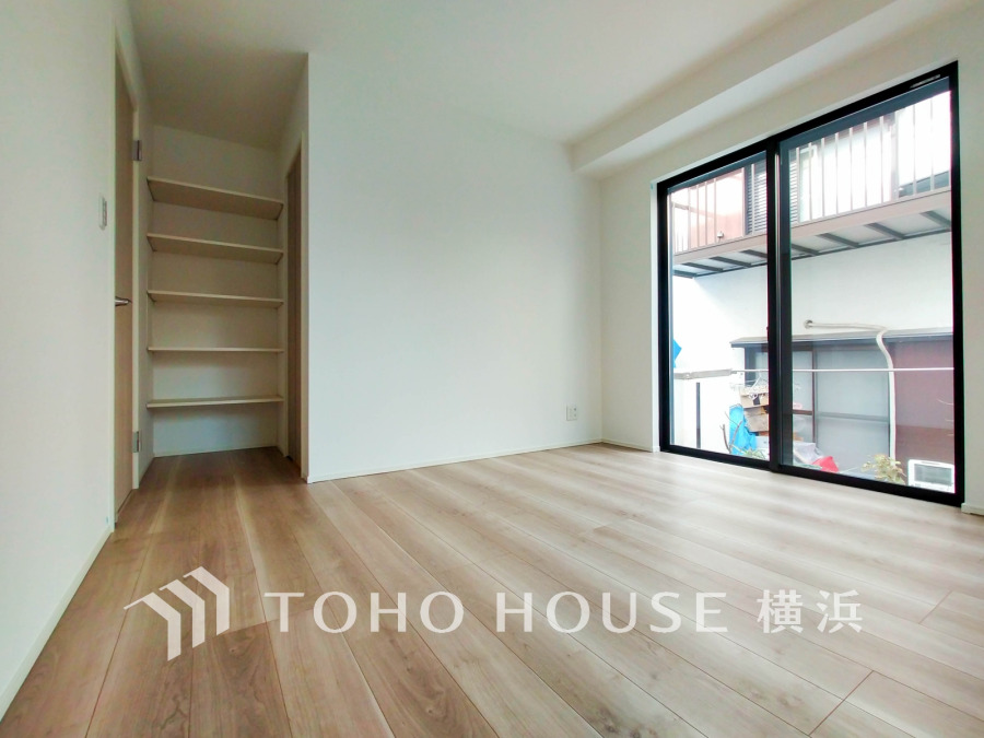 大きな窓からたっぷりの陽射しが注ぎ込む明るい洋室。。
