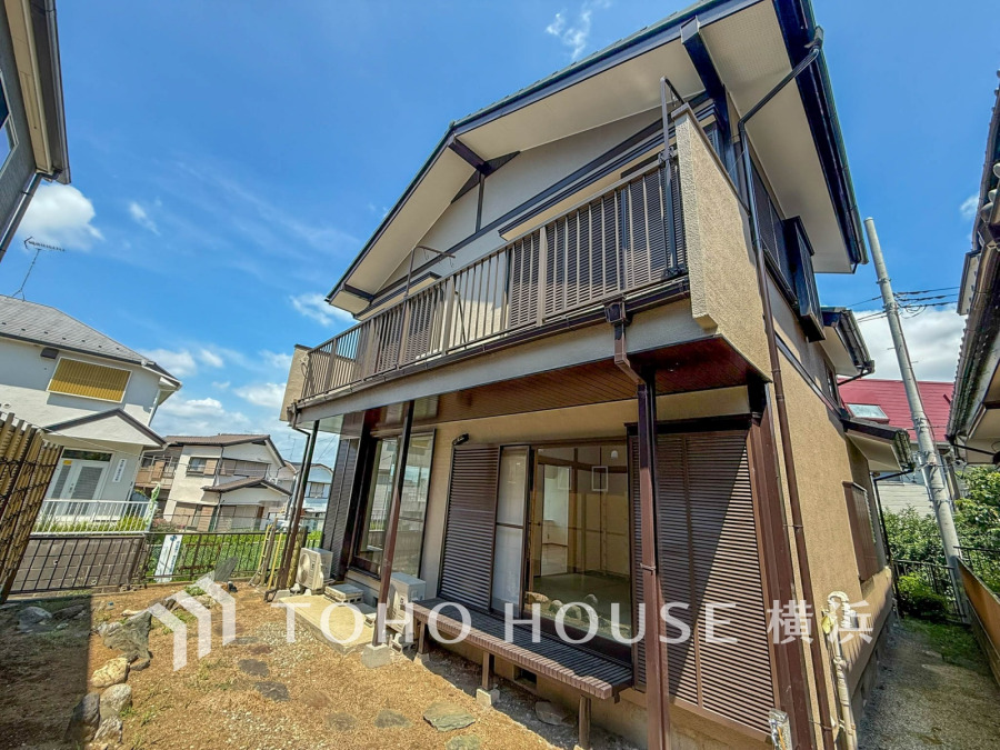 穏やかな風と陽光を導き、プライバシーに配慮された設計プランを採用し、居住性を一段と心地よいものにしています。周辺環境とのコラボレーションにより明るく開放的な空間を演出。