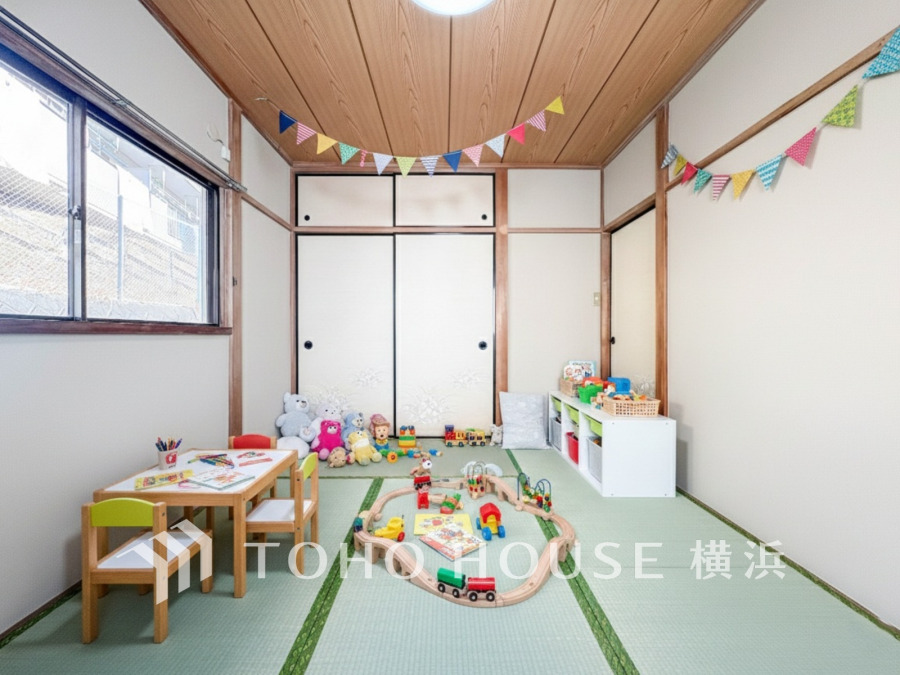 和室は有るだけでも落ち着く空間ですが、 「家族団らん」 「来客時の客間」「赤ちゃんのお昼寝」等々多目的なスペースとして活用出来る便利な空間です。（家具はAI加工）