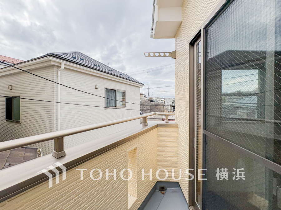 広いバルコニーは、暮らしの中での光と風を演出してくれています。見事なまでの開放的な空間をお楽しみください。