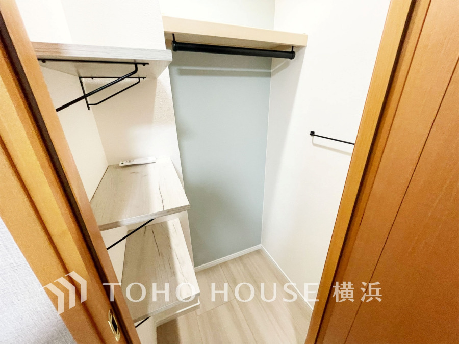 ウォークインクローゼット（＝WIC）は家族みんなの衣類が収納できるよう広めに設計。見やすく取り出しやすい、機能的で使い勝手のよい収納スペースです。