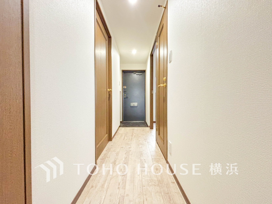 上質感漂う玄関と廊下。居住者の帰り、訪れる方を優しく迎える・安らぎに満ちた生活空間を予感させる。健やかな暮らしを楽しめそう。