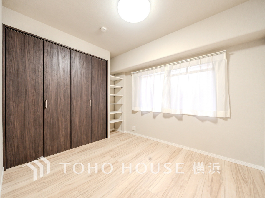 明るい光が差し込む洋室は、大容量のクローゼットと可動棚で収納力も抜群です。快適な空間設計。