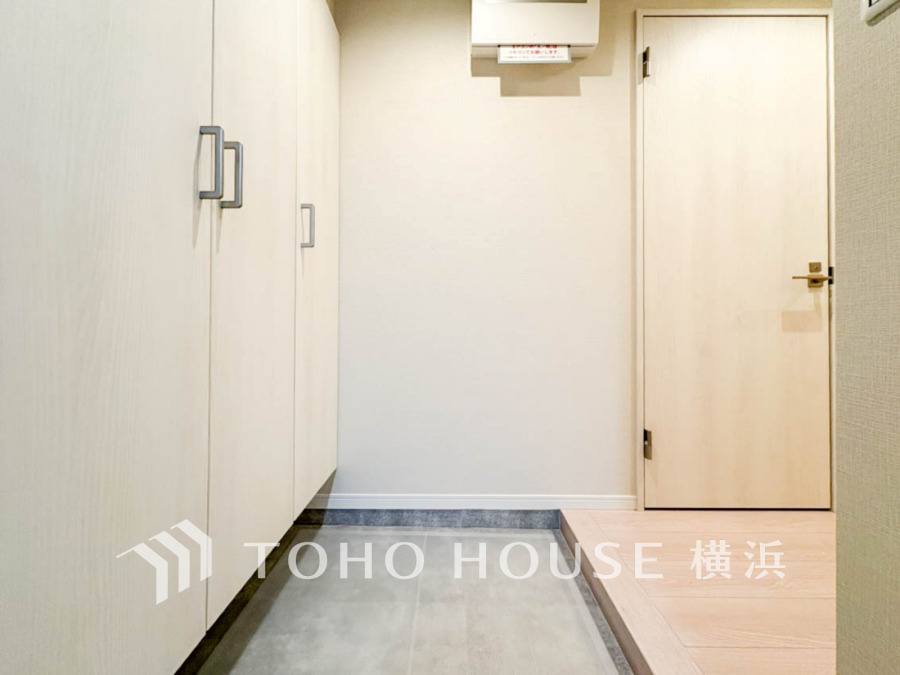 豊かなプライベートタイムへ誘うモダンテイストな玄関。デザインや素材が美しい調和を奏でている空間です。お客様をお迎えする玄関は落ち着いた雰囲気です。