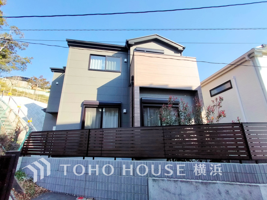 ふりそそぐ陽射しと開放的な空間形成。青空を背景に更なる美しさを醸す佇まい。暖かな陽光と爽やかな風がハーモニーを奏でる上質な空間を愉しむ暮らしがここにある。