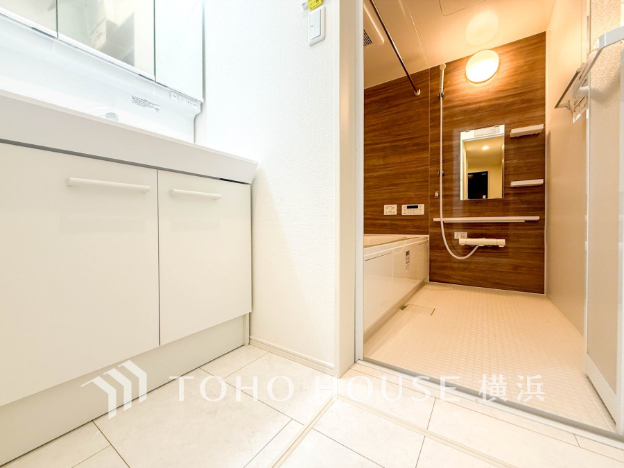 十分な大きさの洗面台は収納もさる事ながら、身だしなみチェックや歯磨きなど、朝の慌ただしい時間でもホテルライクなスペースで余裕とゆとりを感じて頂けます。