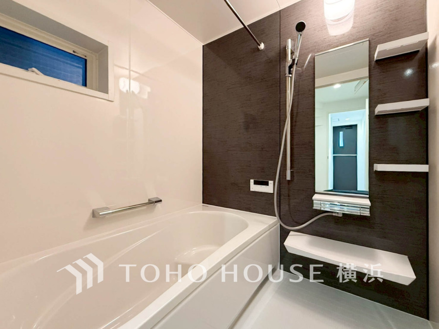 1日の疲れを癒すバスルームは、心地よいリラックスを叶える清潔感溢れる美しい空間です。心からゆったりと寛いでいただけるよう、ゆとりのスペースを確保してます。