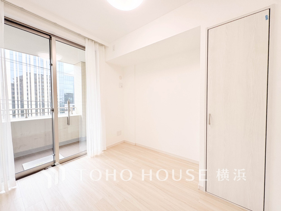 バルコニーに面した明るい洋室。穏やかな陽射しが、ゆったりとした寛ぎの時間を包みます。
