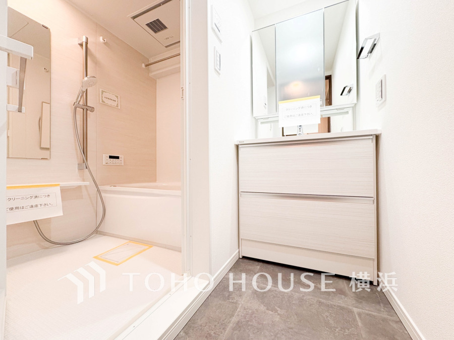 清潔感あふれる洗面室とバスルーム。収納豊富な洗面台で毎日の身支度も快適です。