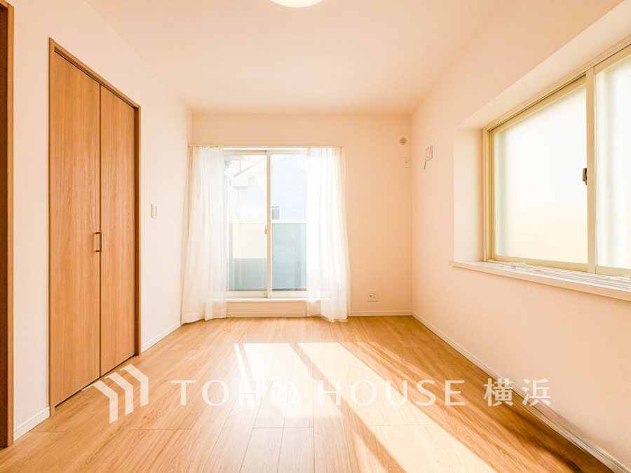 採光もアクセントの一つとして。プライベートルームにはやさしい光が射し込んでいて、この明るい好みの空間で読書をしたり、音楽を聞いたりと一人の時間も充実したものにできます。