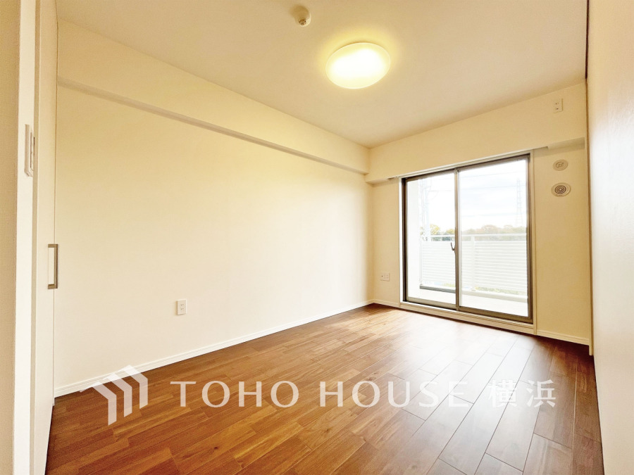 バルコニーに面した明るい洋室。穏やかな陽射しが、ゆったりとした寛ぎの時間を包みます。
