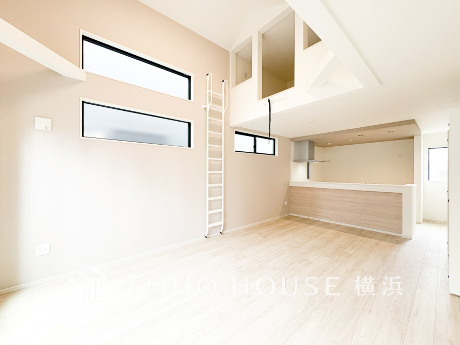 明るく開放的な空間が広がるLDK。室内には豊かな陽光が注ぎ込み、爽やかな住空間を演出。ホームパーティーでもゲストと一緒に料理を楽しみながら楽しい時間を過ごせそう。