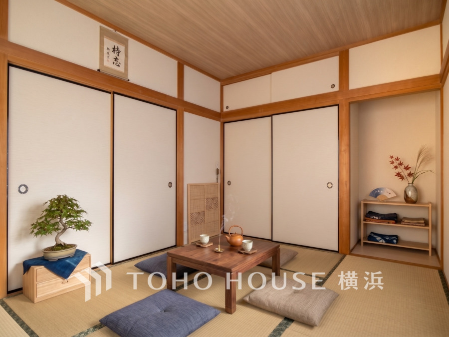 和の空間はあるだけでホッと落ち着ける場所になります。優しい感触の畳の上で寛いだり、お子様と遊んだり、客間としても重宝する居心地の良い空間。※生成AIによるイメージです。家具・小物は販売価格に含まれません。