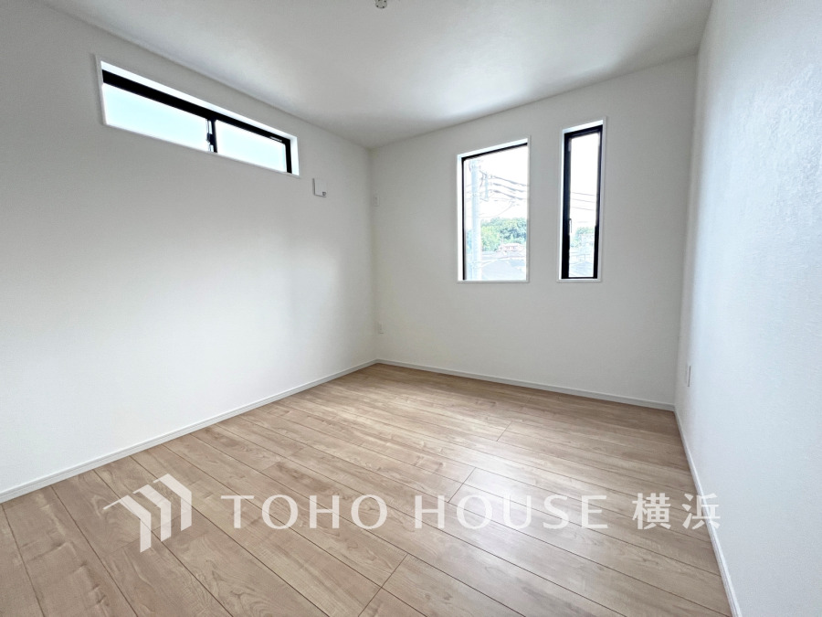 自然光がたっぷり入る明るい空間。シンプルで使いやすいレイアウトの居室です。