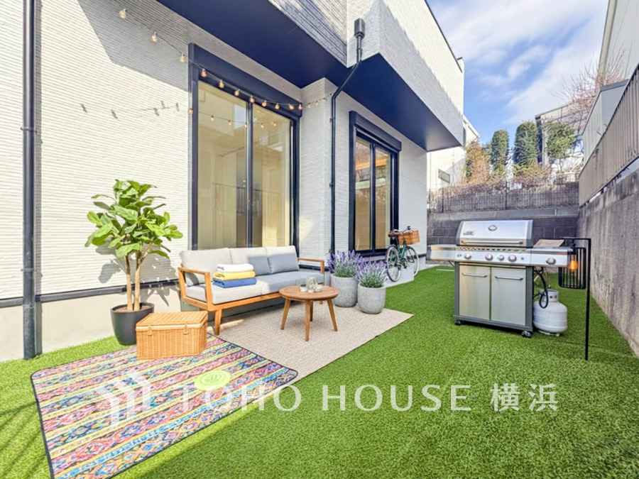 お子様がお庭で遊べるのはもちろん、家庭菜園やたくさんの友人を招いてBBQ、楽しみ方がたくさん！（家具・装飾品はAI加工です）