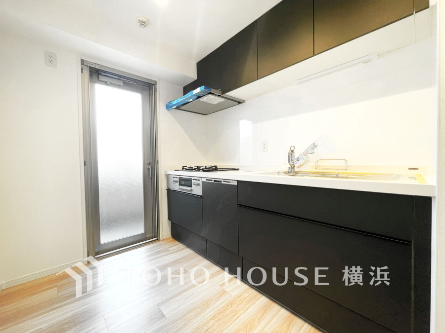 作業に集中しやすい独立型のキッチン。新規交換されたシステムキッチンの清潔感あふれる空間です。
