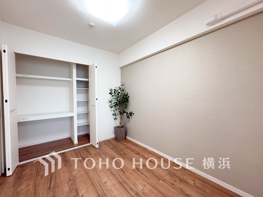 たっぷりの収納を備えた洋室。プライベートな自分時間を快適に過ごせるお部屋です。
