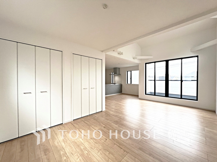 柔らかな色合いのフローリングと清潔感の溢れるクロスが明るい空間を創り出しているリビングダイニング。憩いの場に相応しく、ここで楽しむ家族の時間が絆をより深めてくれそうです。