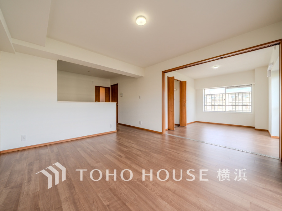 豊かな光が床材を照らしだすひと時、この場所には落ち着きと上質な空気感が流れます。ご家族やお友達との時間など、多くの時を刻む空間。何気なく過ぎる時でさえも上質なひと時となる快適な空間を目指して。