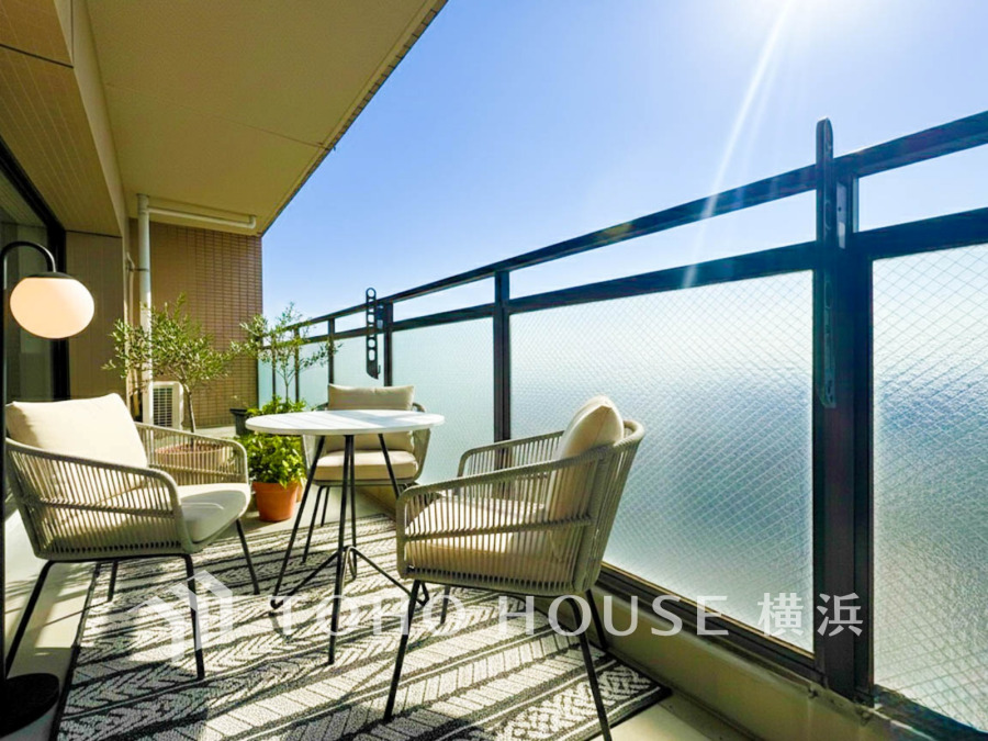 陽光あふれるバルコニーで、リラックスしたひとときを。（家具・装飾品はAI加工です）