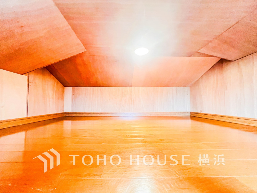 普段は収納できる可動はしごを上ると、屋根裏の有効スペースの開けた空間ができます。大きなお荷物や、衣替えの衣装ケース、その他たくさんの荷物が入ります。居室のなかをすっきりとさせる事が出来る造りです。