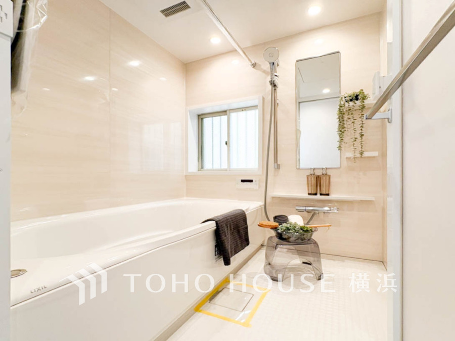 快適な使い心地とゆとりある空間が1日の疲れを解きほぐすバスルーム。空間も浴槽もゆったりのびのび使えるゆとり設計。広く感じるゆとり設計で快適なリラックスタイムを過ごせます。