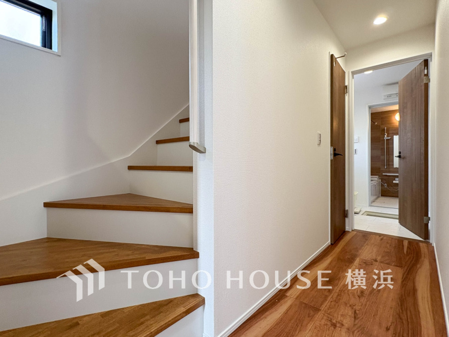 ナチュラルな木目が美しい階段と廊下。落ち着いた色調が安らぎの空間を演出しています。