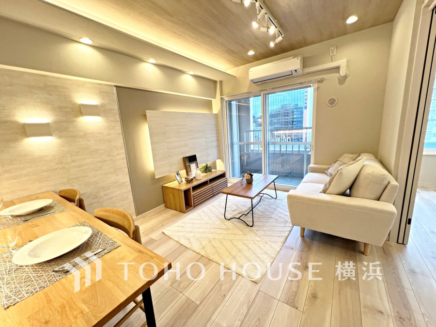 広々としたリビングダイニングは、シックでモダンな内装。落ち着いた雰囲気に包まれて、伸びやかな空間の中で、ゆったりと家族団らんのひとときを過ごせます。