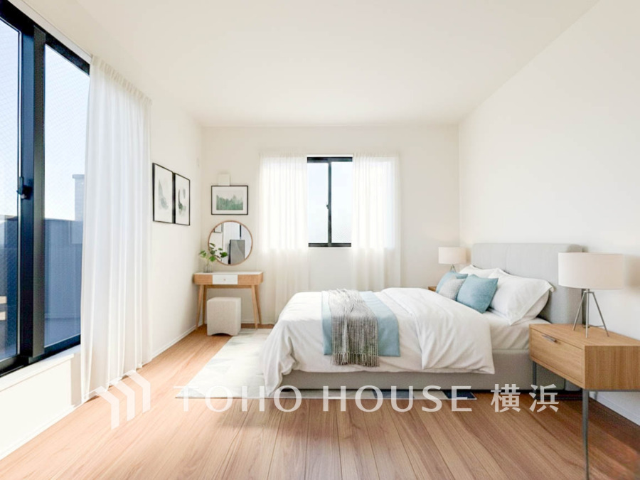 バルコニーに面した明るい洋室。穏やかな陽射しが、ゆったりとした寛ぎの時間を包みます。（家具・装飾品はAI加工です）

