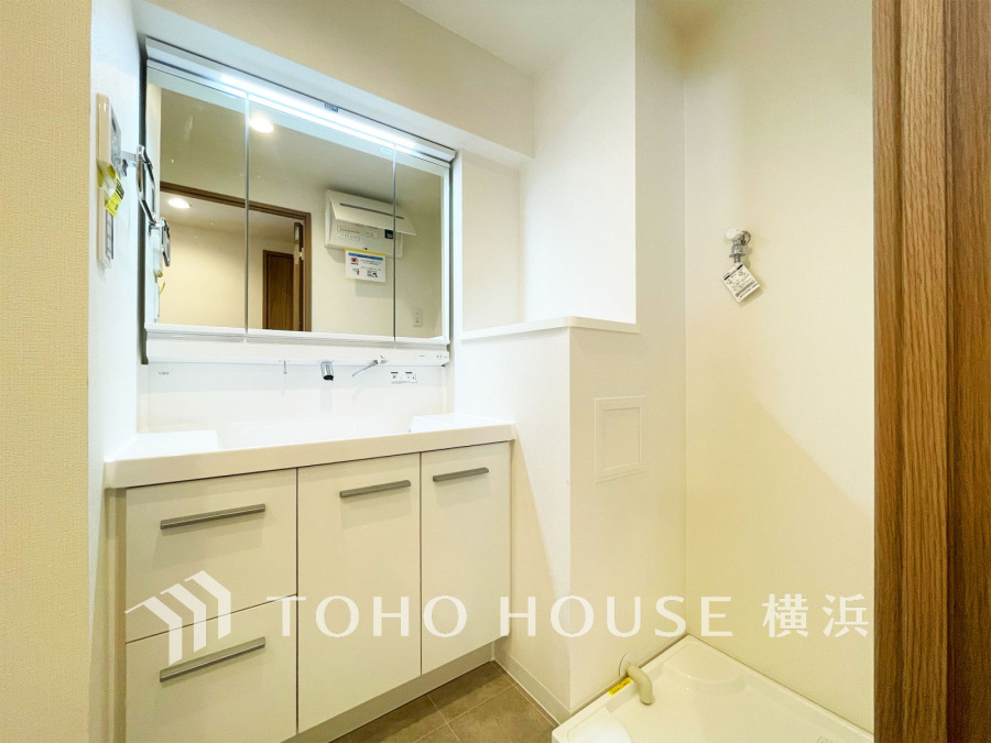 新規交換された洗面化粧台は美しく使いやすい機能が備えられています。