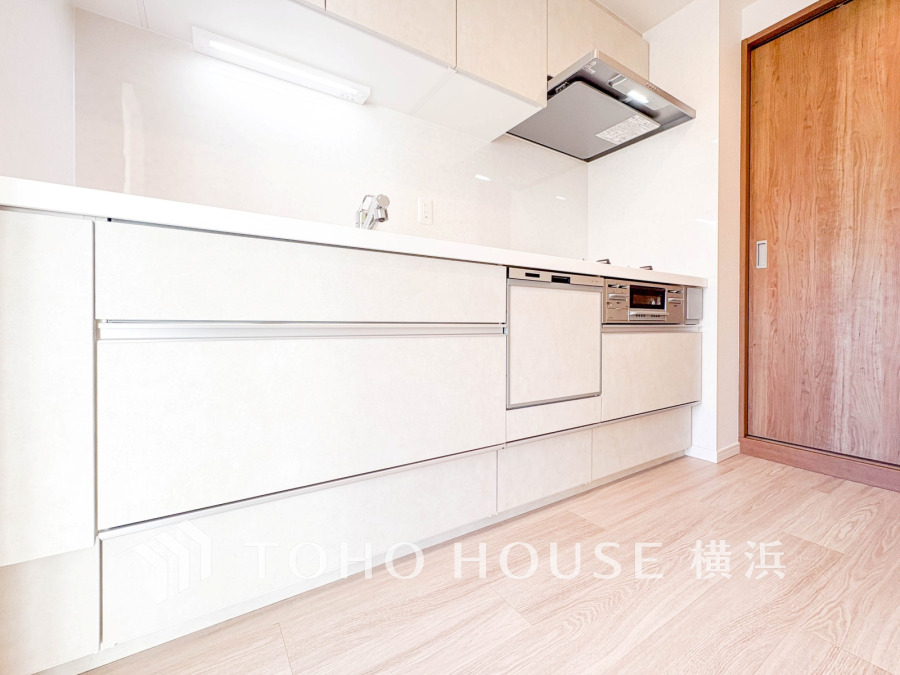 清潔感あふれる白を基調としたキッチンは、収納力もあり使いやすさに優れた設計です。