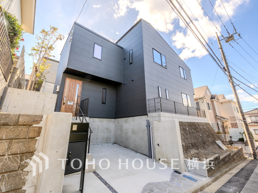 鮮やかな青空がよく似合うスタイリッシュな建物。時代が移り変わっても飽きのこないデザインは、世代を超えて永く住み継ぎたくなる、そんなお住まい。