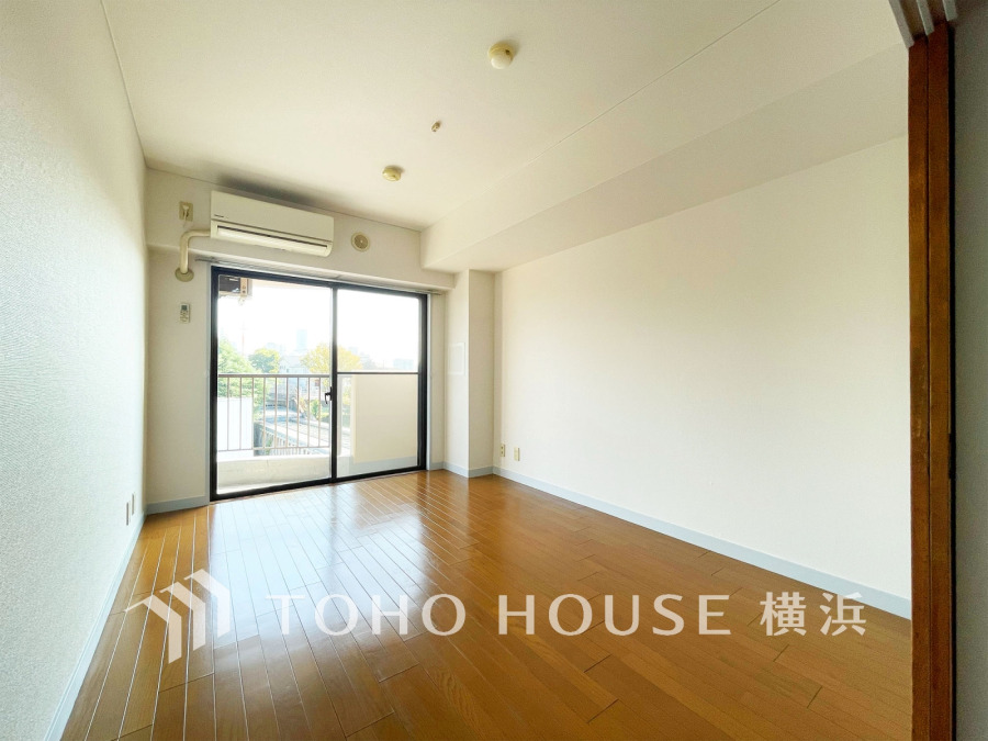 バルコニーに面した明るい洋室。穏やかな陽射しが、ゆったりとした寛ぎの時間を包みます。